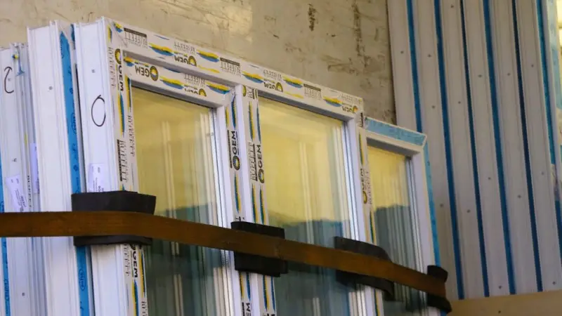У Полтаві почали встановлювати нові вікна в будинках, пошкоджених під час обстрілу